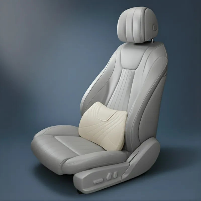 Coussin ergonomique voiture beige utilisé en support lombaire sur un siège auto gris