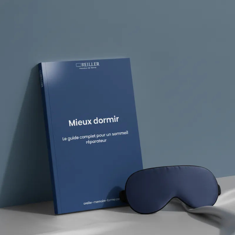 ebook mieux dormir et un masque de nuit offerts pour deux oreillers achetés, sur drap satiné gris perle, mur bleu profond