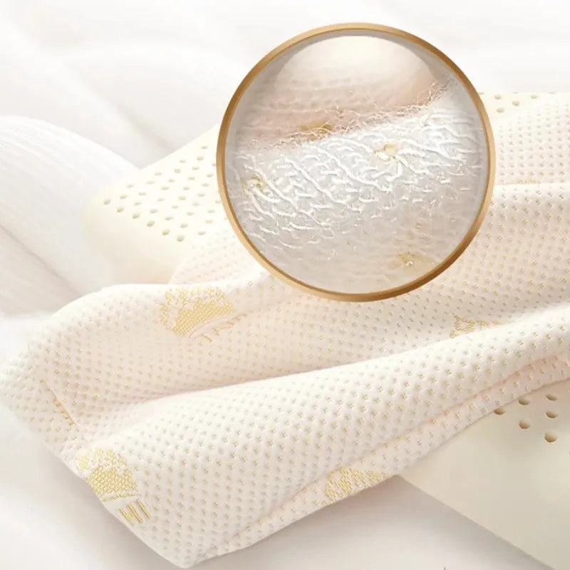 Zoom sur la housse respirante d’un oreiller ergonomique en latex naturel, modèle Massage, montrant la texture douce et aérée du tissu