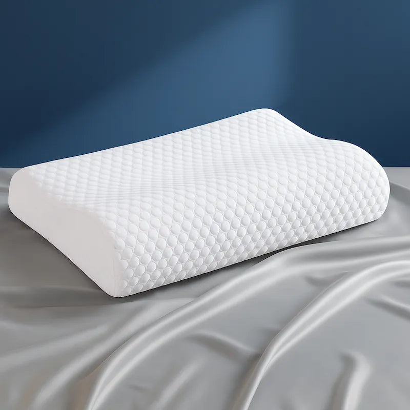 Oreiller à mémoire de forme bambou Blanc premium sur un drap satiné gris perle, avec un mur bleu en arrière-plan.