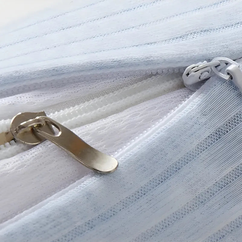 oreiller ergonomique en latex naturel bleu avec double housse et fermeture éclair invisible sur tissu tricoté à lignes horizontales