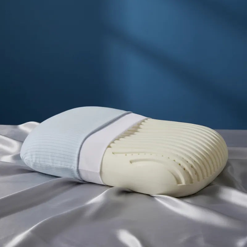 Oreiller ergonomique en latex naturel bleu dévoilant sa structure interne avec double housse respirante et cœur en latex naturel alvéolé