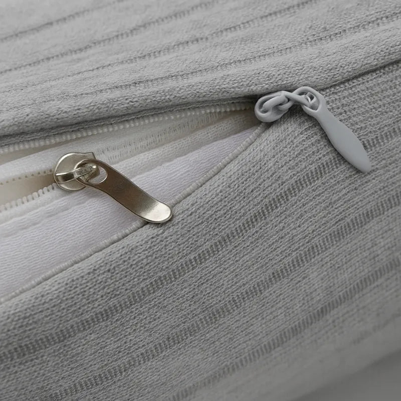oreiller ergonomique en latex naturel gris avec double housse et fermeture éclair invisible sur tissu tricoté à lignes horizontales