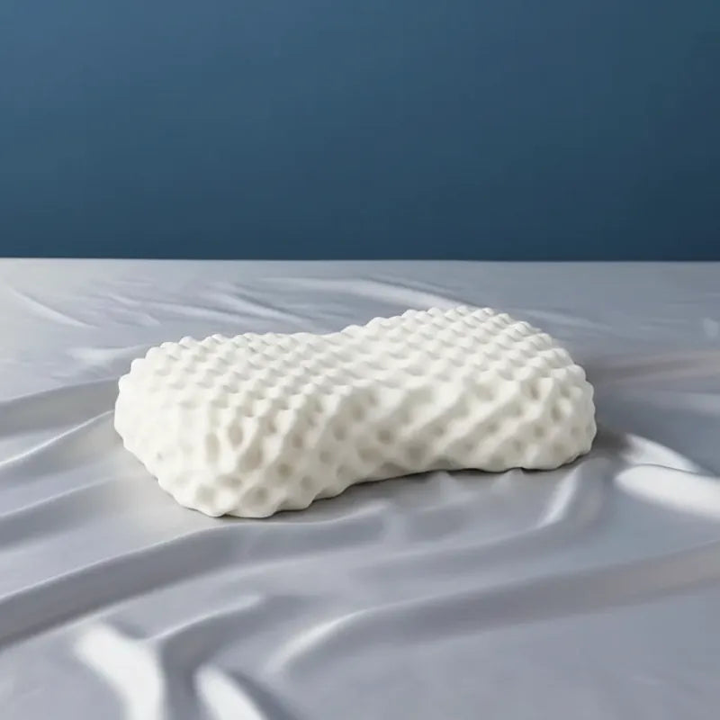 Oreiller ergonomique Taihi en latex naturel, modèle Compact, format 60×35 cm, présenté dans un décor premium 