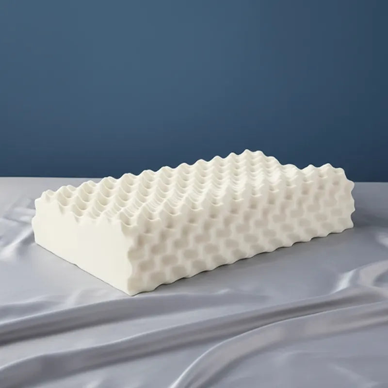 Oreiller ergonomique en latex naturel Taihi, version Massage, présenté dans une chambre au style premium, dimensions 60×40 cm