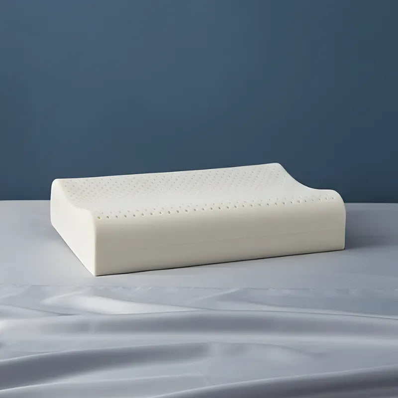 Oreiller ergonomique Taihi en latex naturel, modèle Plane en 60×40 cm, photographié dans une mise en scène douce et réaliste