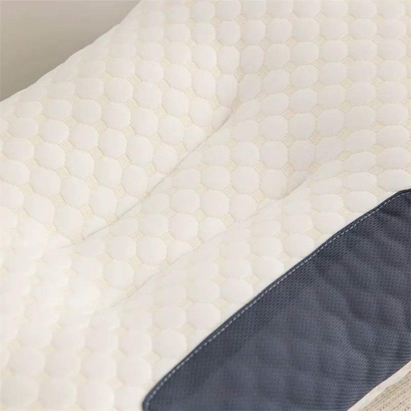 zoom sur la texture en coton tricoté de l’oreiller ergonomique moelleux 50x70 13 cm, maille respirante hexagonale visible en gros plan