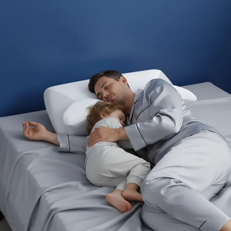 Oreiller a memoire de forme cervical blanc - scene de sommeil paisible entre un parent et un enfant, mettant en avant le confort ergonomique.
