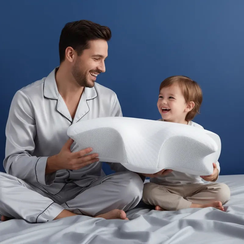 Oreiller a memoire de forme cervical blanc - scene familiale avec un pere et un enfant, ambiance cocooning et confort.
