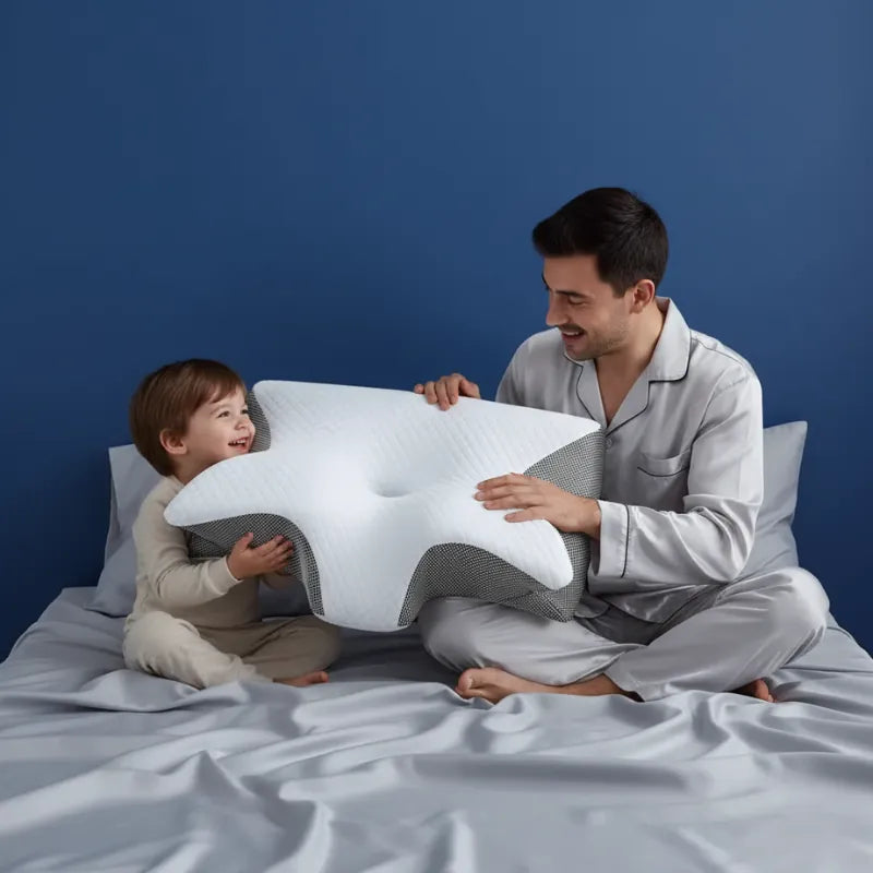 Oreiller a memoire de forme cervical gris clair - scene familiale avec un pere et un enfant, ambiance cocooning et confort.
