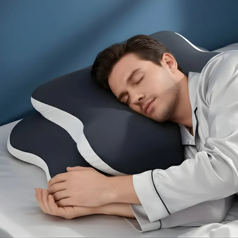 Homme allongé sur un oreiller memoire de forme douleur cervicale gris 40x65cm, illustrant le confort et le soutien ergonomique dans une ambiance douce et réaliste