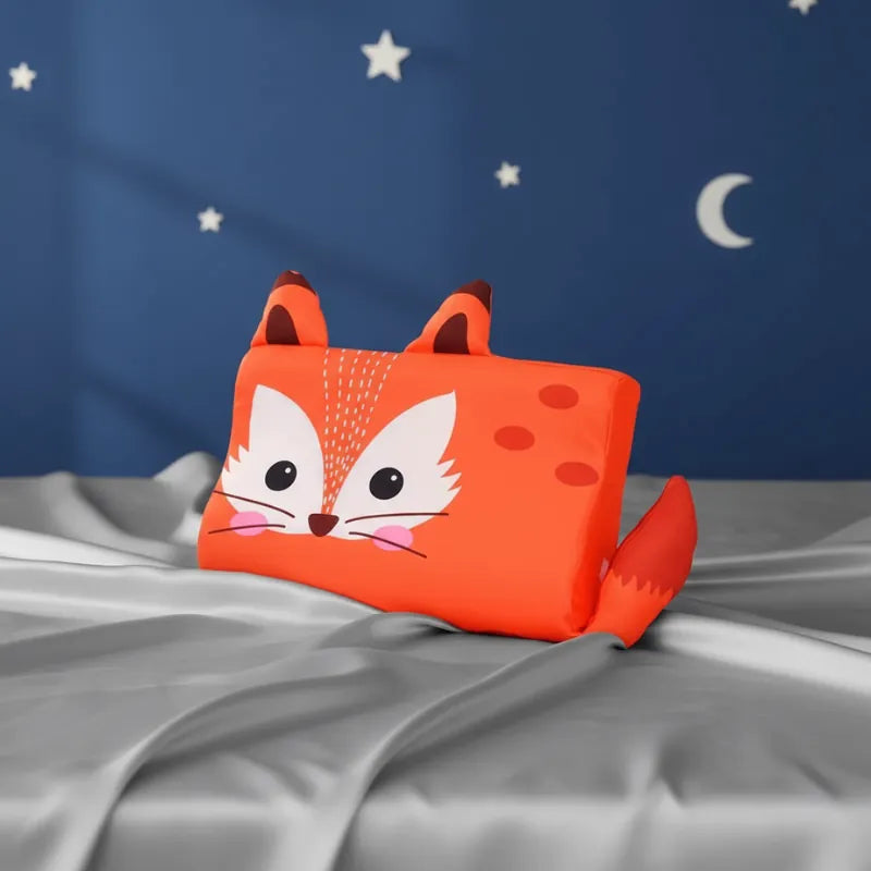 oreiller memoire de forme enfant renard sur drap satiné gris perle, fond bleu profond étoilé, ton doux et chaleureux
