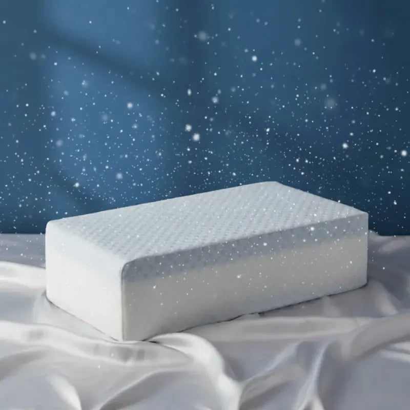 Oreiller mémoire de forme gel rafraichissant 60x30cm sur drap satiné gris perle et mur bleu profond, halo lumineux évoquant la fraîcheur naturelle et l’équilibre thermique.
