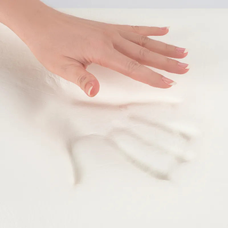 Oreiller Mémoire de Forme Papillon - Vert – 60x40 démontrant la résilience et la flexibilité de la mousse mémoire de forme sous la pression de la main