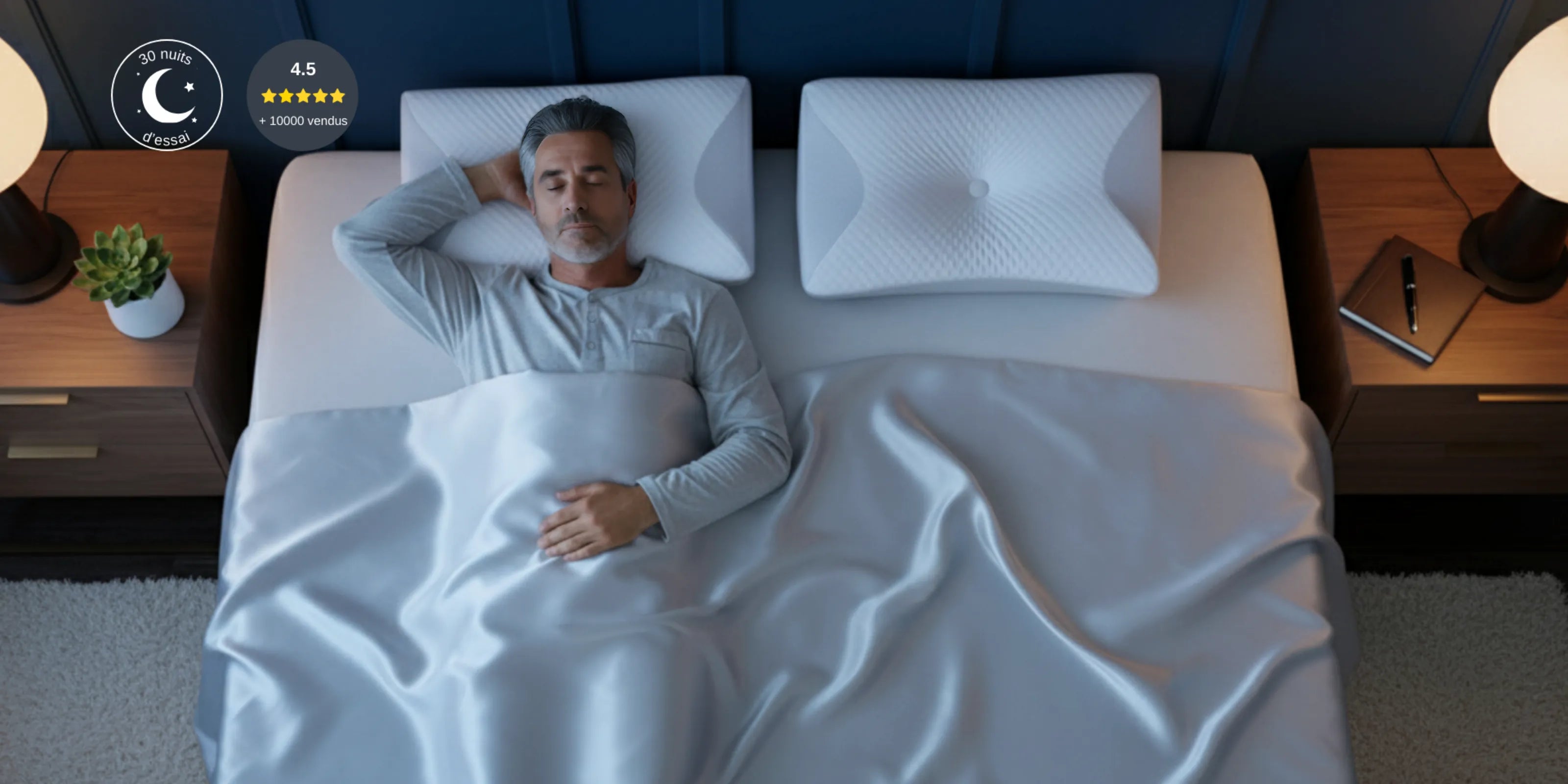 Homme allongé sur un oreiller mémoire de forme dans une chambre moderne au mur bleu, ambiance apaisante et lumière naturelle.