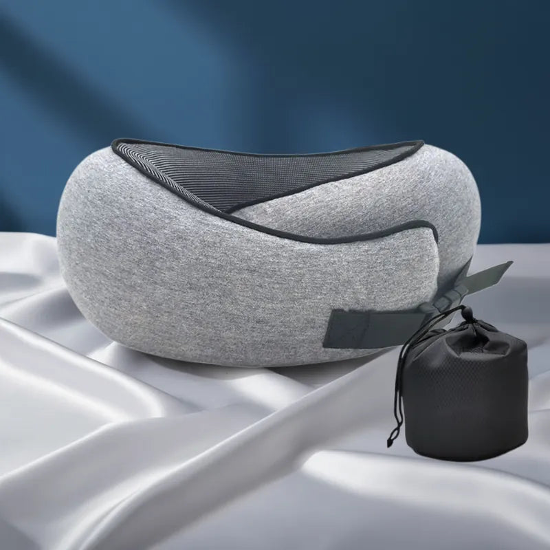 Oreiller mémoire de forme voyage à clips ajustable gris, oreiller ergonomique de voyage respirant, sur drap satiné gris perle et mur bleu profond