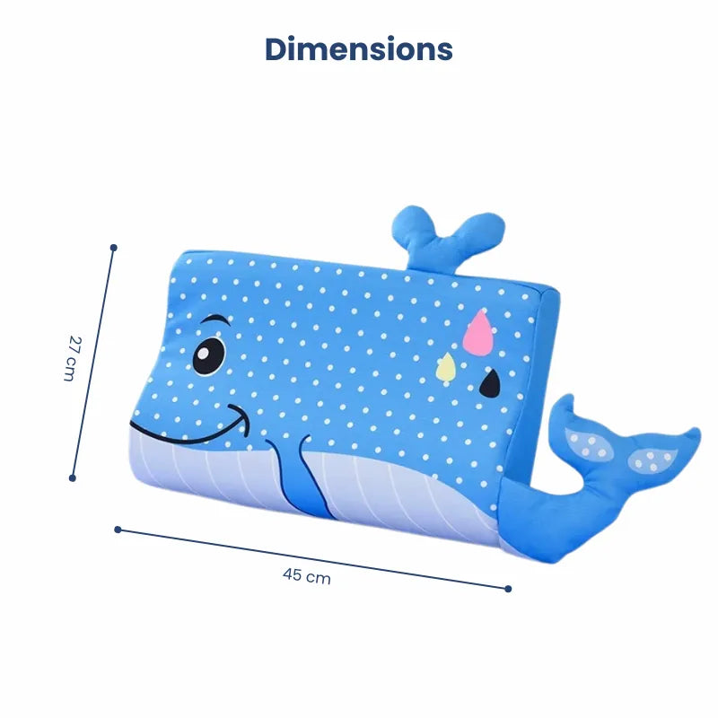Oreiller mémoire de forme enfant motif baleine bleu, avec indication des dimensions 45 cm sur 27 cm, illustrant la taille réelle du coussin.