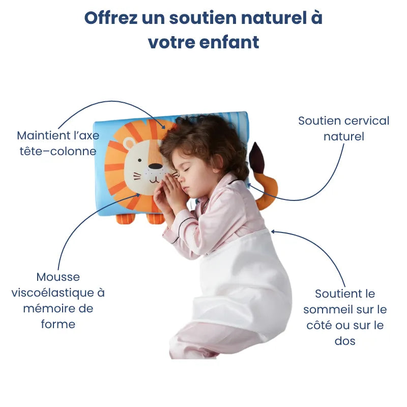 Enfant dormant sur un oreiller mémoire de forme enfant lion montrant les zones de confort et le soutien cervical naturel.